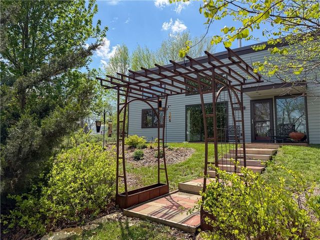 5095 Comanche Lane, Mclouth, KS 66054