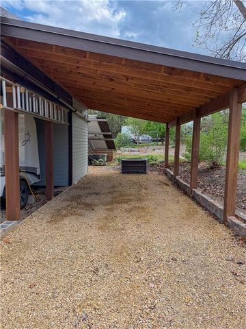 5095 Comanche Lane, Mclouth, KS 66054