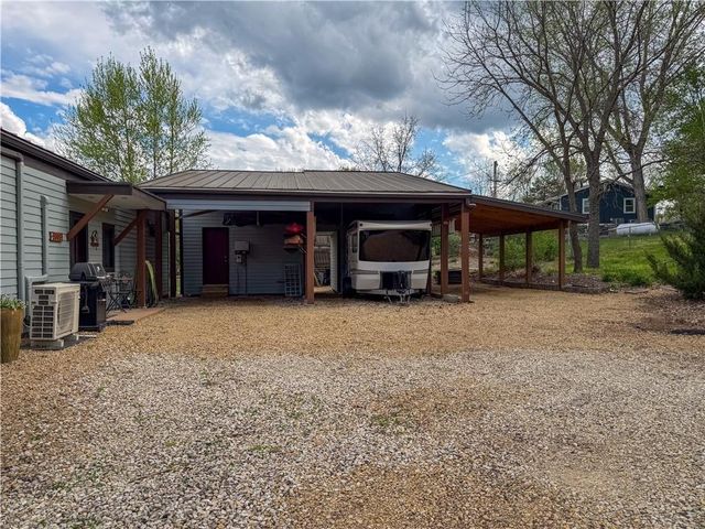 5095 Comanche Lane, Mclouth, KS 66054