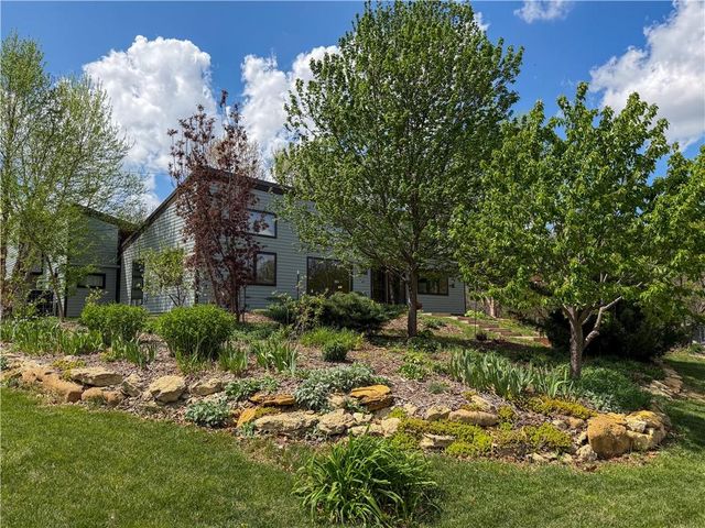 5095 Comanche Lane, Mclouth, KS 66054