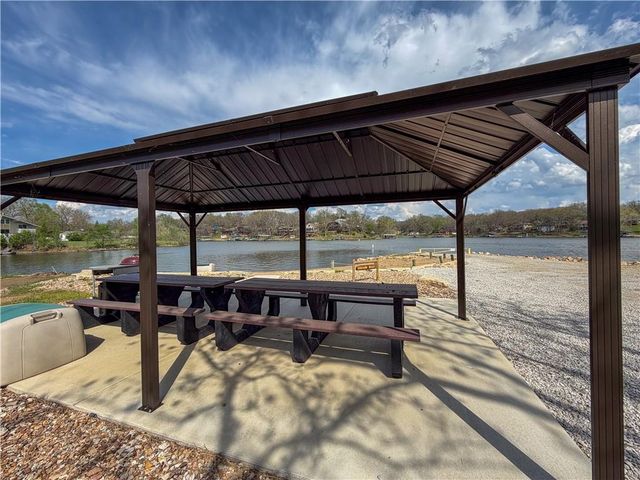5095 Comanche Lane, Mclouth, KS 66054
