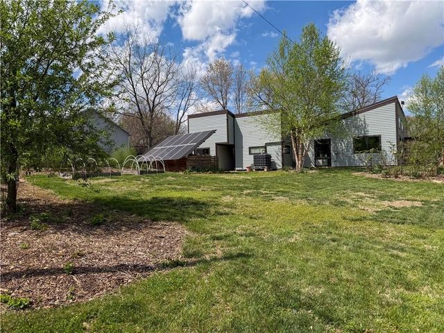 5095 Comanche Lane, Mclouth, KS 66054