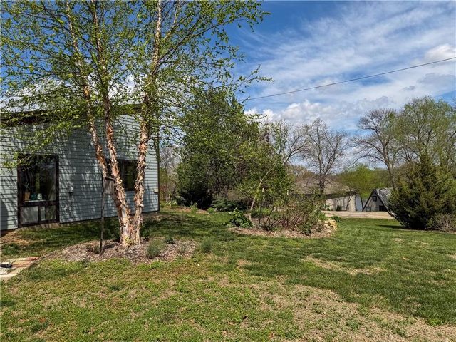5095 Comanche Lane, Mclouth, KS 66054