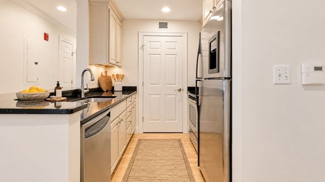 121 Centre St 203, Brookline, MA 02446