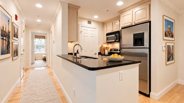 121 Centre St 203, Brookline, MA 02446