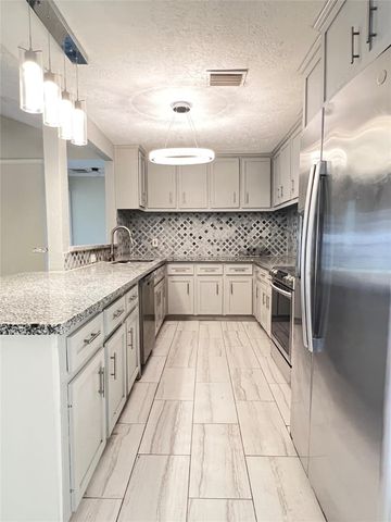 218 La Fonda Drive, Houston, TX 77060