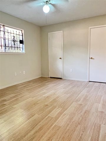 218 La Fonda Drive, Houston, TX 77060