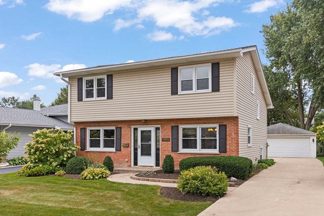 1302 Coolidge Avenue, Wheaton, IL 60189