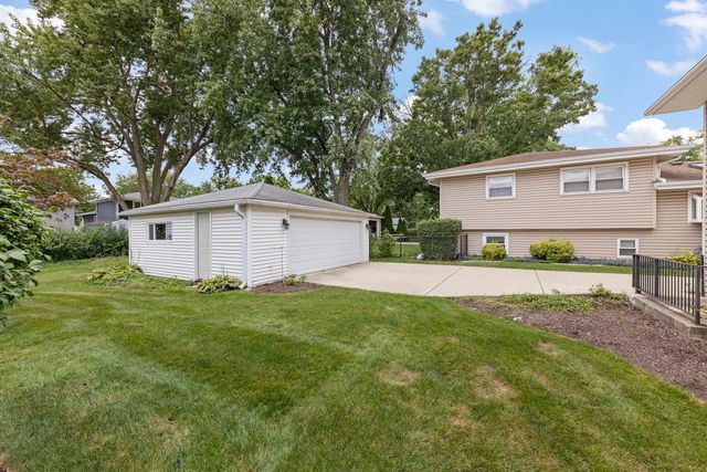 1302 Coolidge Avenue, Wheaton, IL 60189