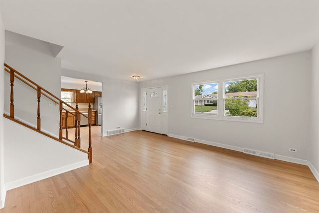 1302 Coolidge Avenue, Wheaton, IL 60189