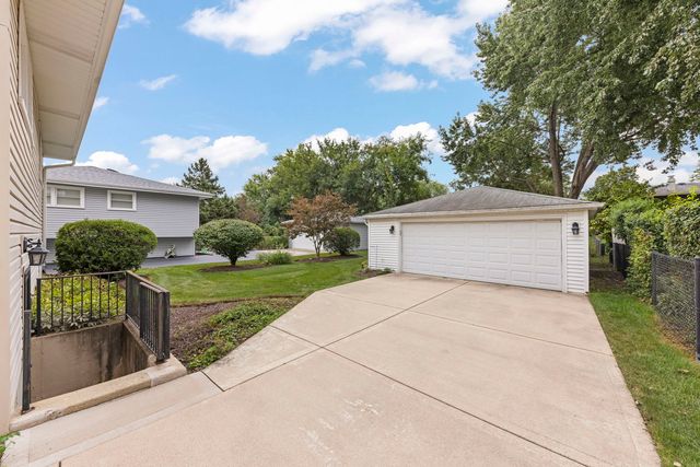 1302 Coolidge Avenue, Wheaton, IL 60189