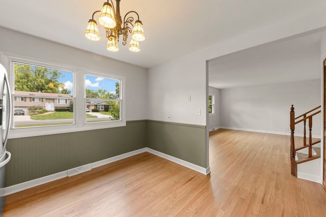 1302 Coolidge Avenue, Wheaton, IL 60189