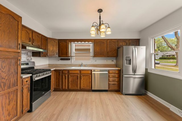 1302 Coolidge Avenue, Wheaton, IL 60189