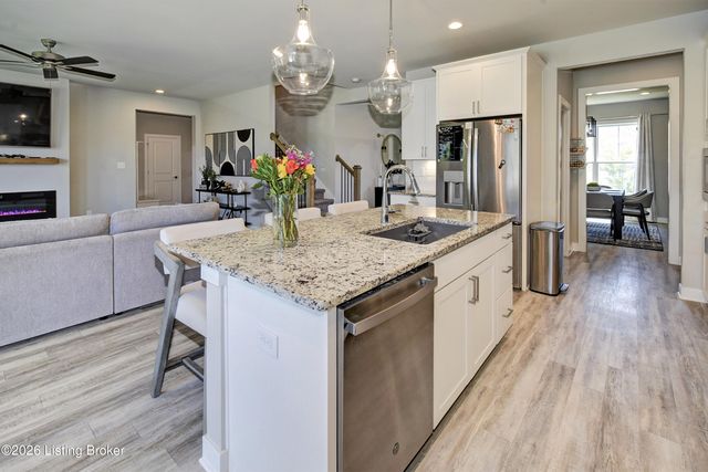 9204 Fox Chase Rd, Louisville, KY 40228