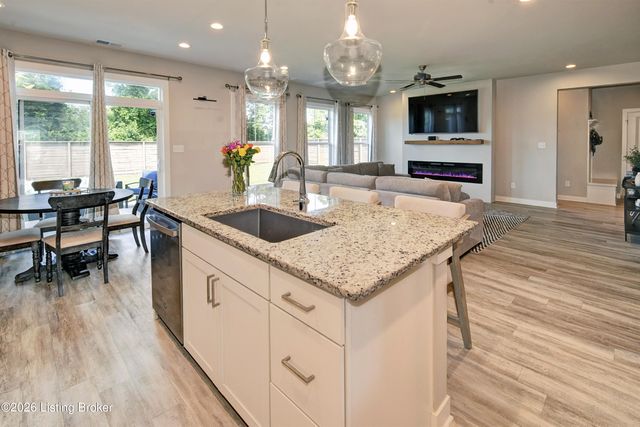 9204 Fox Chase Rd, Louisville, KY 40228