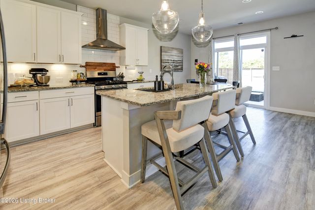 9204 Fox Chase Rd, Louisville, KY 40228