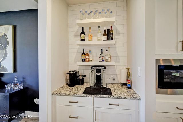 9204 Fox Chase Rd, Louisville, KY 40228