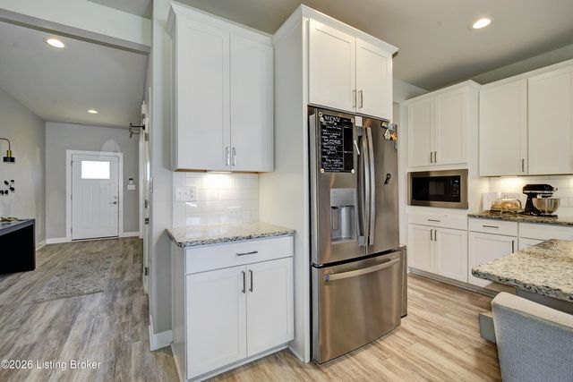 9204 Fox Chase Rd, Louisville, KY 40228