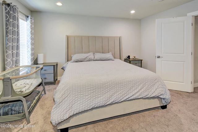 9204 Fox Chase Rd, Louisville, KY 40228