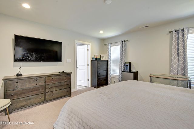 9204 Fox Chase Rd, Louisville, KY 40228