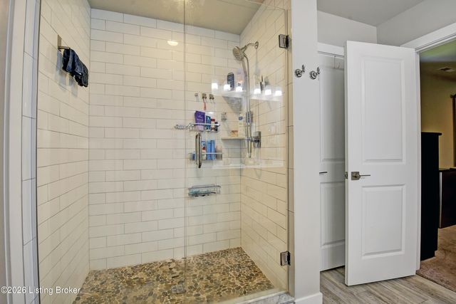 9204 Fox Chase Rd, Louisville, KY 40228