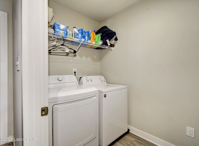 9204 Fox Chase Rd, Louisville, KY 40228