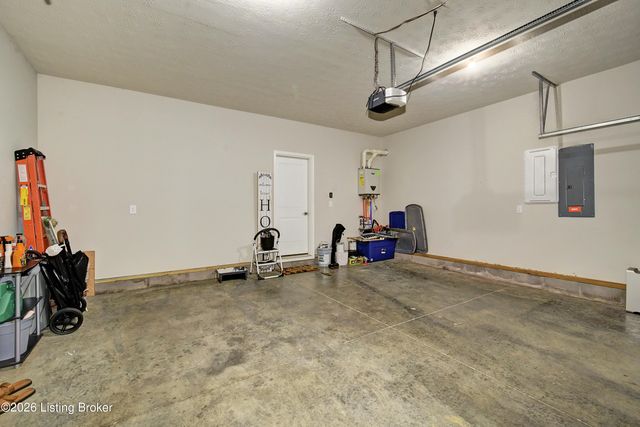 9204 Fox Chase Rd, Louisville, KY 40228