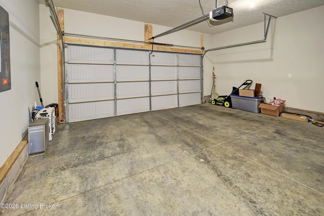 9204 Fox Chase Rd, Louisville, KY 40228