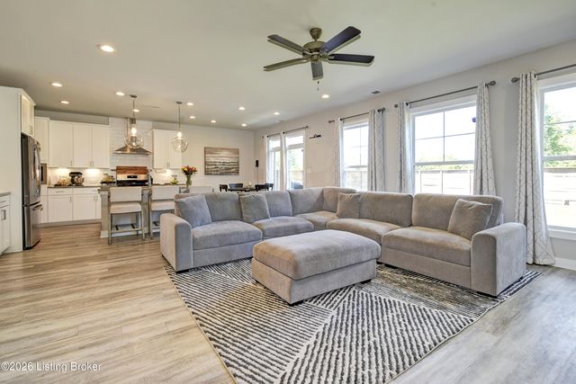 9204 Fox Chase Rd, Louisville, KY 40228