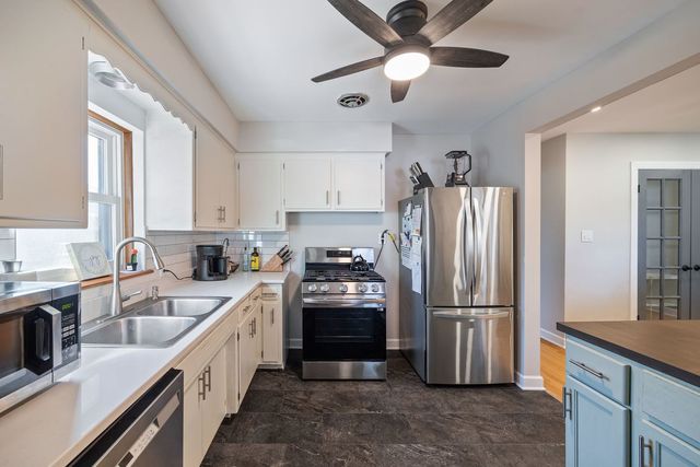 2928 W 98th Street, Evergreen Park, IL 60805