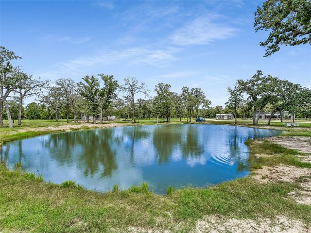 226 Stolle LN, Flatonia, TX 78941