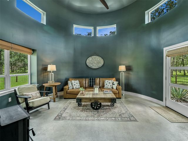 226 Stolle LN, Flatonia, TX 78941