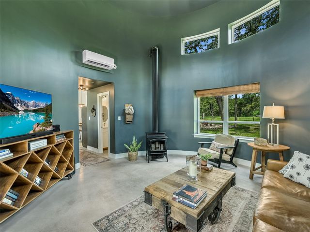 226 Stolle LN, Flatonia, TX 78941