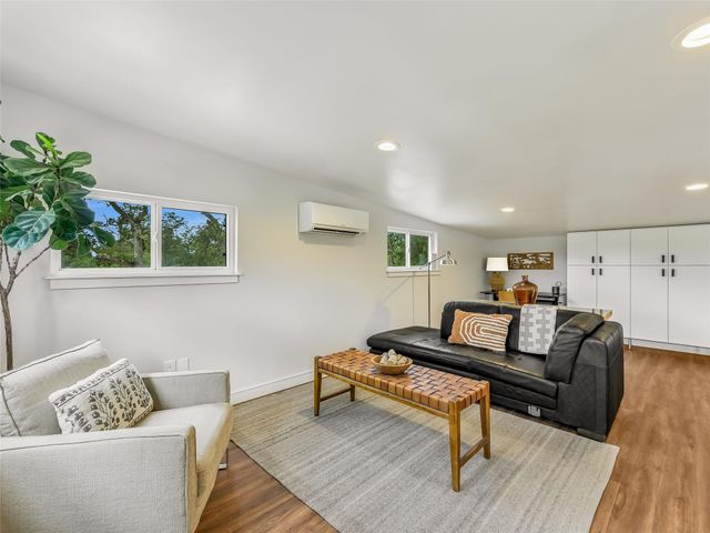 226 Stolle LN, Flatonia, TX 78941