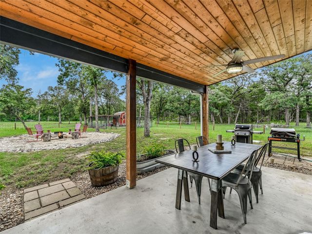226 Stolle LN, Flatonia, TX 78941