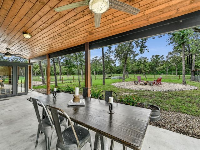 226 Stolle LN, Flatonia, TX 78941