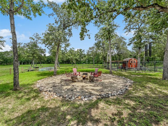 226 Stolle LN, Flatonia, TX 78941