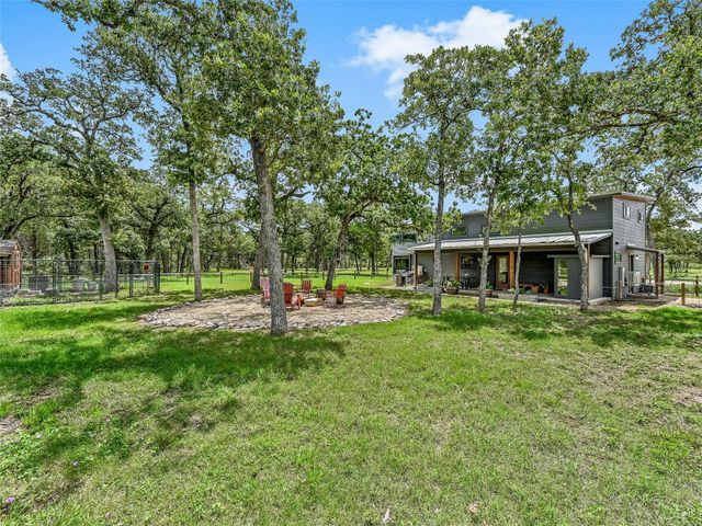 226 Stolle LN, Flatonia, TX 78941