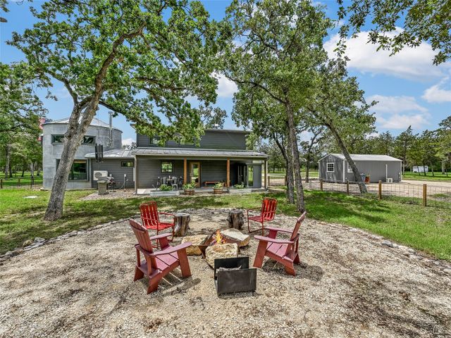 226 Stolle LN, Flatonia, TX 78941