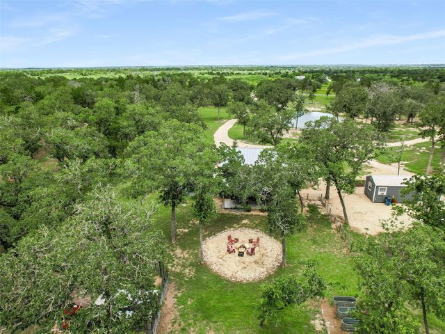 226 Stolle LN, Flatonia, TX 78941