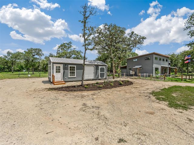 226 Stolle LN, Flatonia, TX 78941
