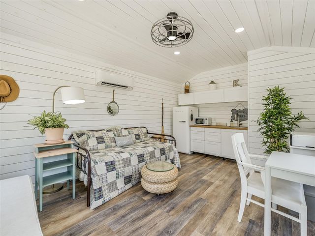 226 Stolle LN, Flatonia, TX 78941