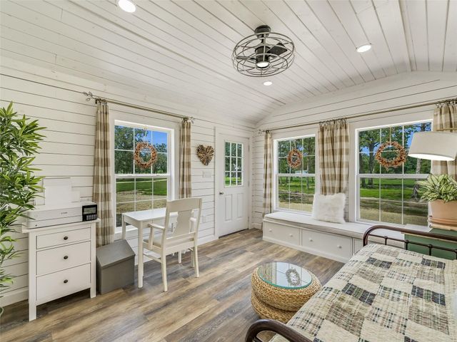 226 Stolle LN, Flatonia, TX 78941