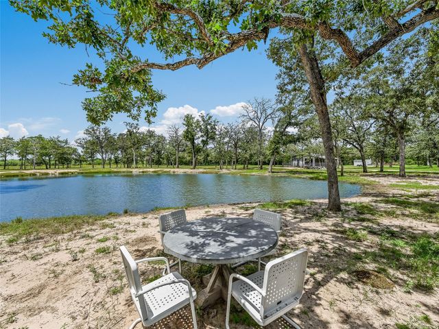 226 Stolle LN, Flatonia, TX 78941