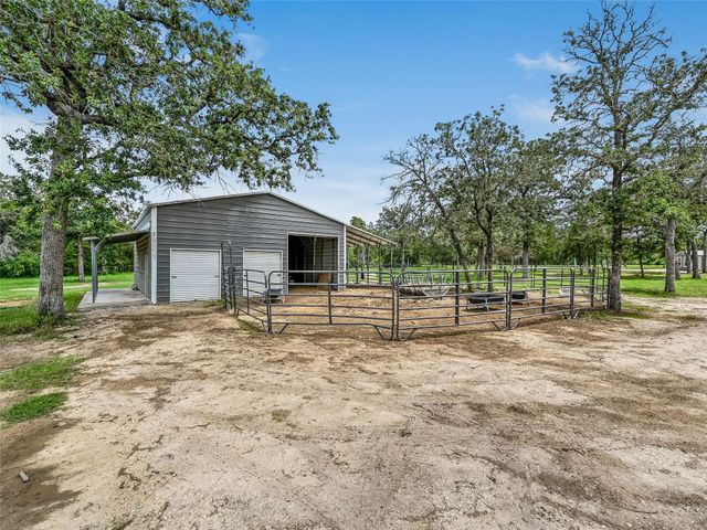 226 Stolle LN, Flatonia, TX 78941