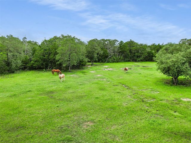 226 Stolle LN, Flatonia, TX 78941