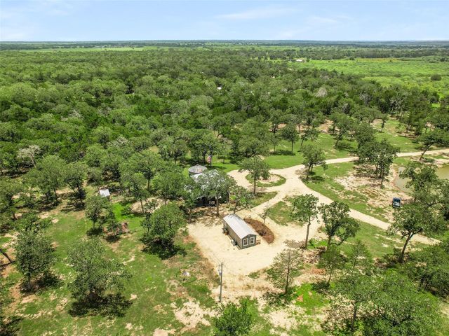 226 Stolle LN, Flatonia, TX 78941
