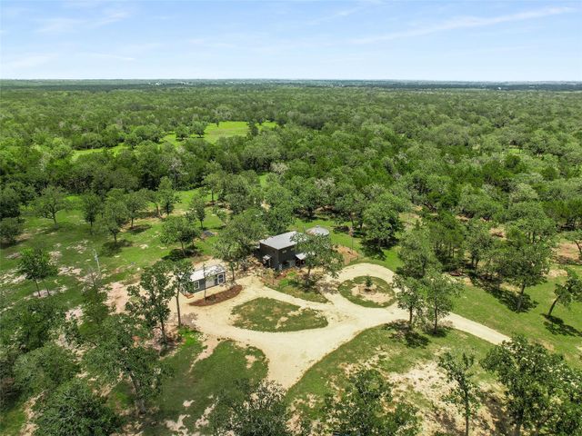 226 Stolle LN, Flatonia, TX 78941
