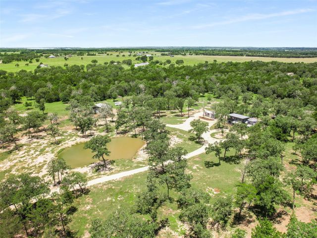 226 Stolle LN, Flatonia, TX 78941