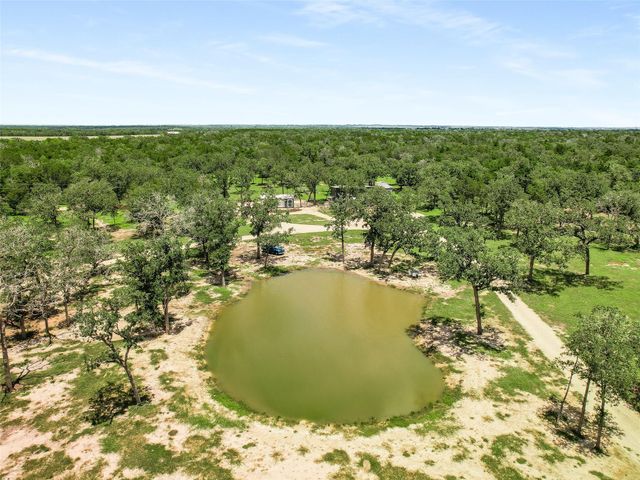 226 Stolle LN, Flatonia, TX 78941